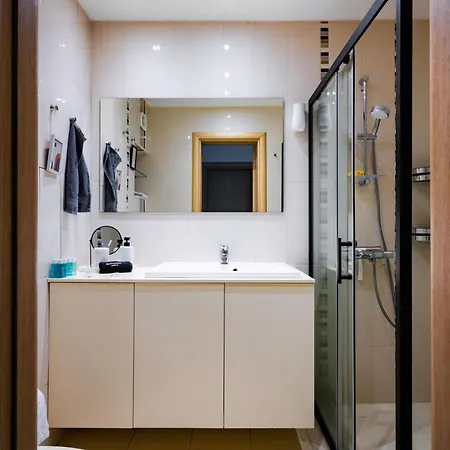 Spacious 2Bd Flat With Secure Free Parking